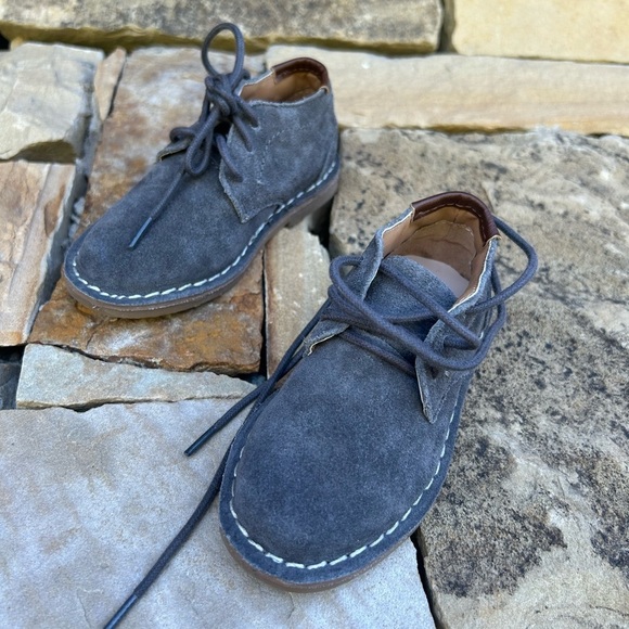 Kenneth Cole kids Gray Suede chukka Boots with Minimalist Design NWT Sz-5. A - Picture 7 of 9